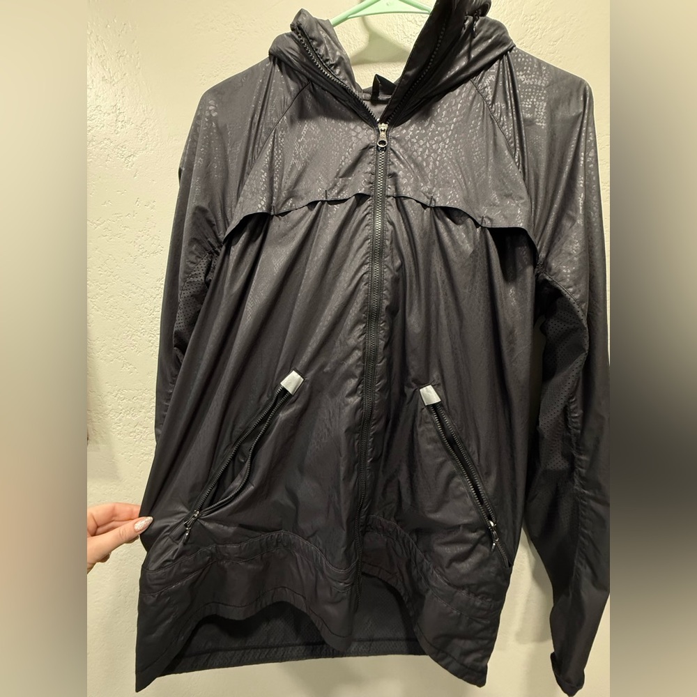 Lululemon windbreaker / rain jacket